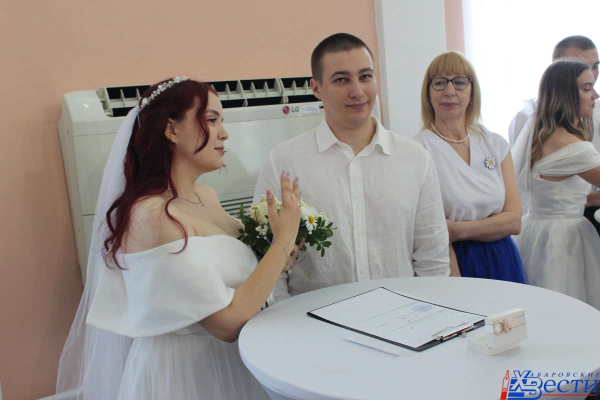 «Золотых» супругов и новобрачных поздравляли в Хабаровске