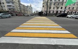 На дороги Хабаровска наносят долговечную светоотражающую разметку